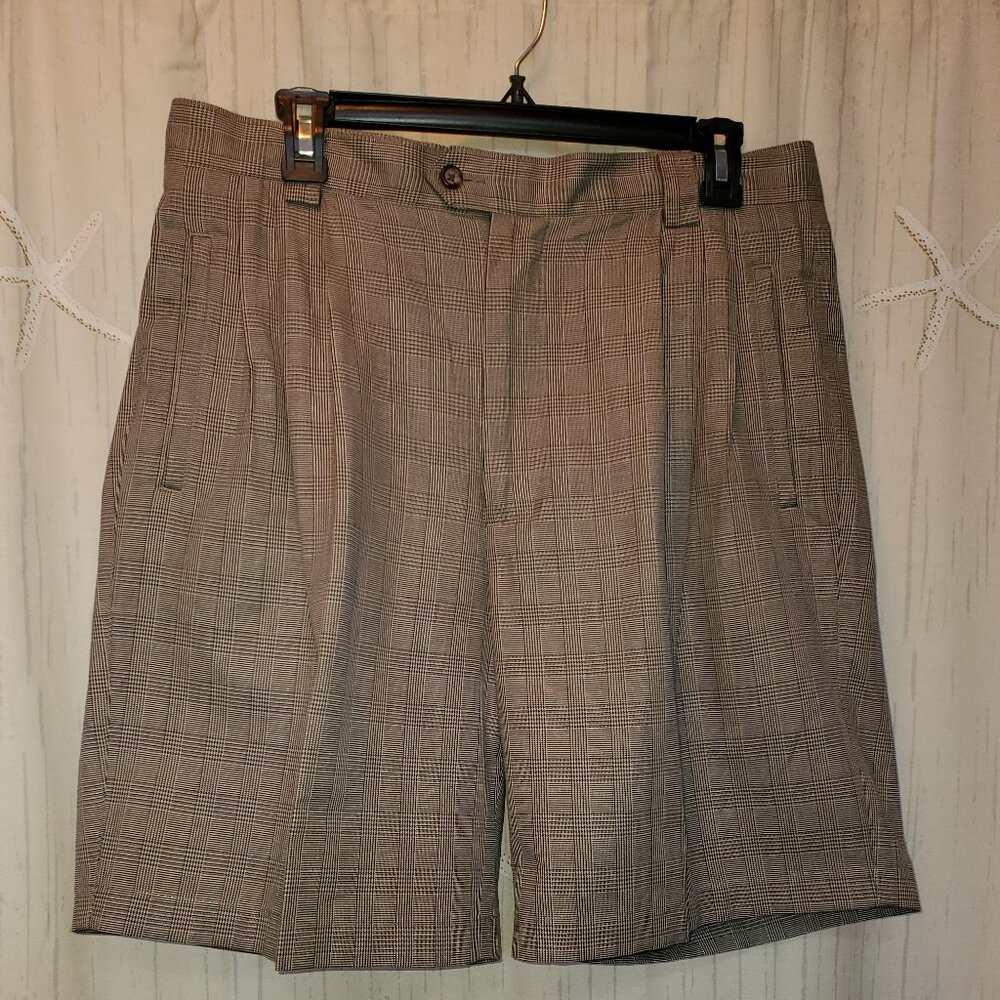BYRON NELSON PLAID, TRIPLE PLEAT FRONT MENS SHORTS. EXCEPTIONAL STRIPE MATCH !
